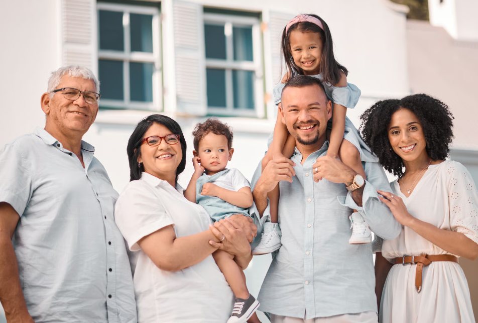 Família reunida ao ar livre com avós, pais e crianças
