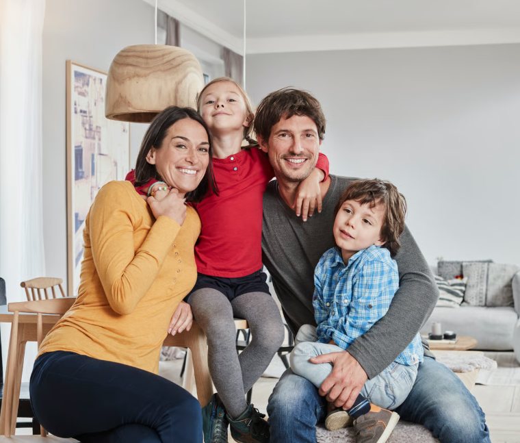 Família com duas crianças em ambiente interno claro